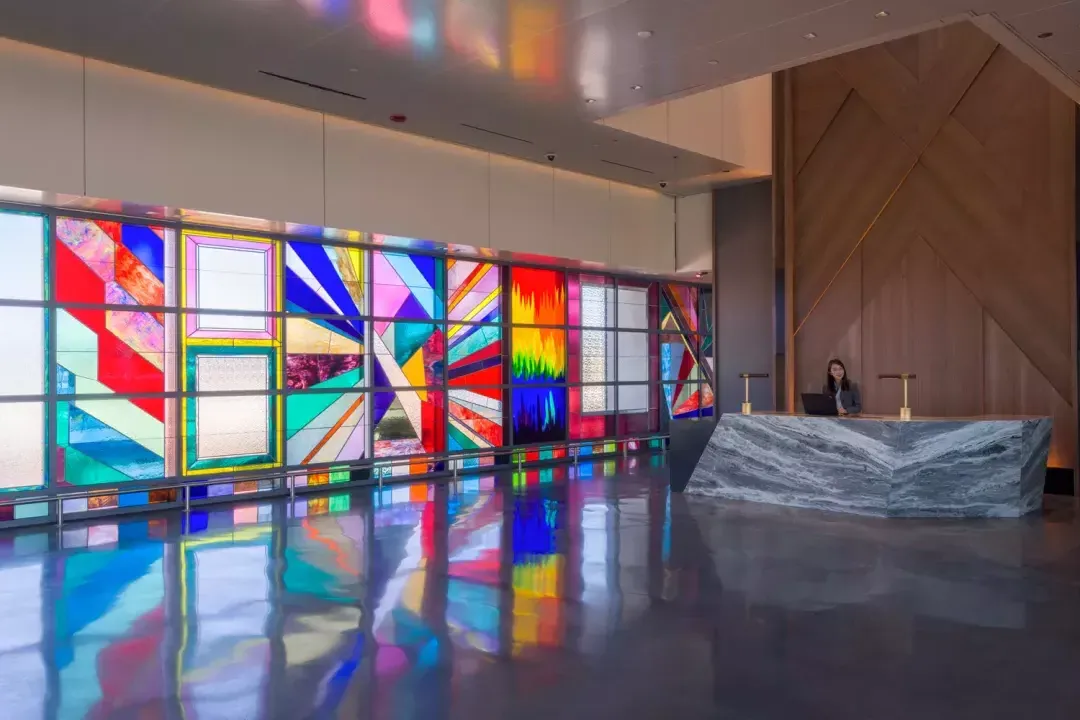 莎拉·凯恩在SFO的染色玻璃艺术